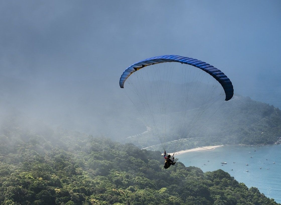 When it comes to extreme action sports, skydiving in India is at the top of the list with only the most dedicated. If, on the other hand, you have the heart of a lion and always fantasize about gliding through the bright blue sky, now is the time to try