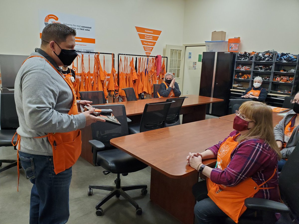 jefflimle's tweet photo. Our District Manager Mike presenting 2209 Associate Lisa with her 25 Year Service  Award today.  Thank you for your Dedication to being Orange Lisa!  @NathanMcAleese @HinckJ @kear_tiffany @CampSweenScott @EgnaticJ @JCA4629 @2209specialtyG @Kc02391437 @SarahProQueen https://t.co/H5m24WoqBA