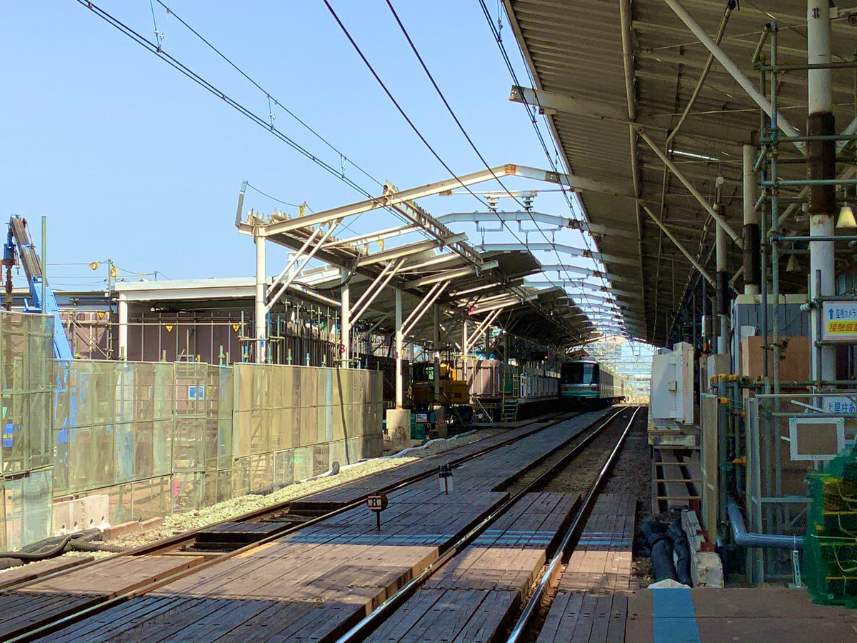 liner_85's tweet photo. 4月工事予定!
上り閉鎖ホームは上家の屋根部分が撤去され始める。
分岐器は設置後にガードが追加されている。
何のためだろう🤔
#奥沢駅改修工事 🚧 https://t.co/cPlUstmMxO