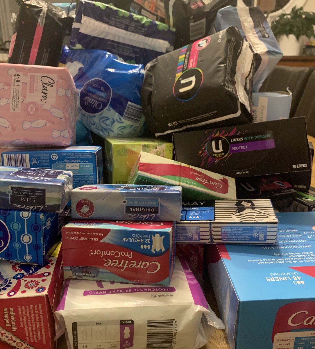Passing 141 period packs from School of MedSci @UNSWMedicine to #ShareTheDignity drive. Making a difference as we can. Share the Dignity works to make a real, on the ground difference in the lives of those experiencing homelessness, fleeing domestic violence, or doing it tough