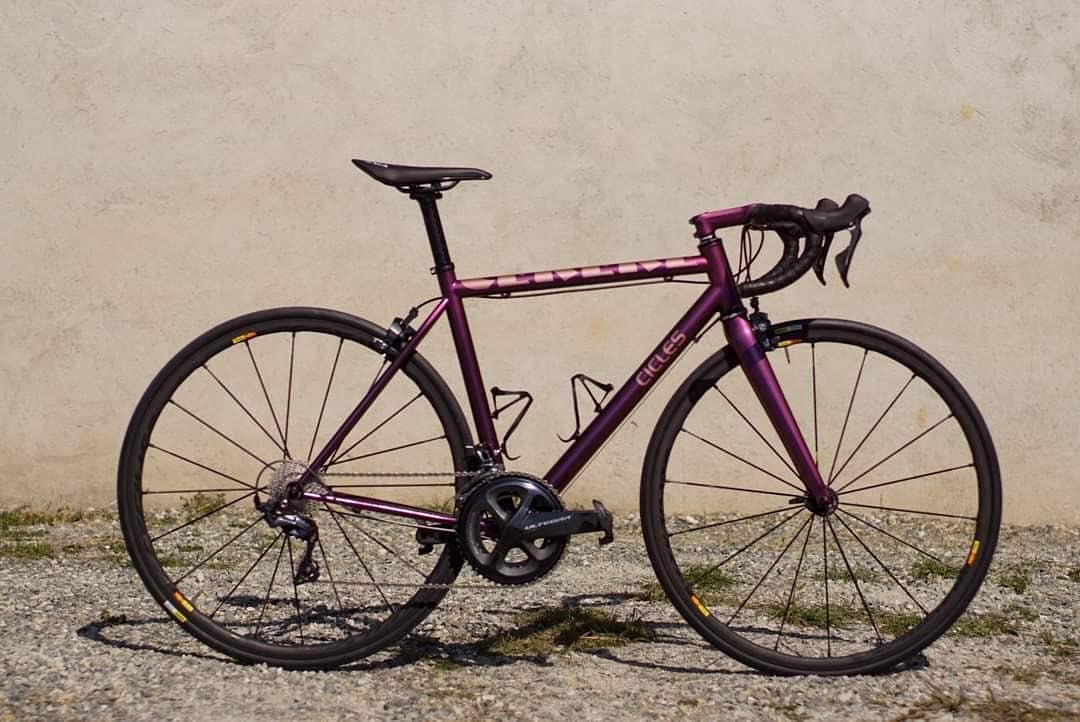 steelisrealrgc's tweet photo. If you want to turn heads whilst out on the roads Cicles Bikes CERERE will definitely do that, what stunning build!😍
#steelisreal #steelisrealrgc #ciclesbikes #handbuiltbikes #madeinitaly🇮🇹 #vercelli #roadbike
#FrameBuilding #ridemoreworkless #dropbarsnotbombs https://t.co/6MnYvOABVq