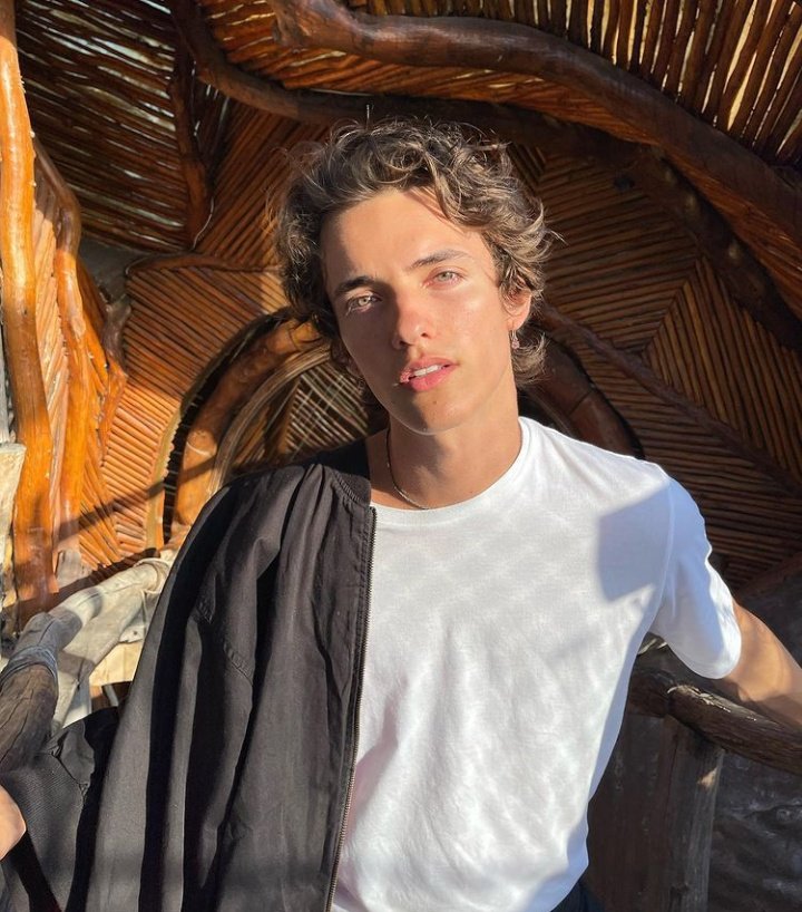 Kristian Dana. 
20 anos.
Americano.
Timoneiro.
@sztwalls