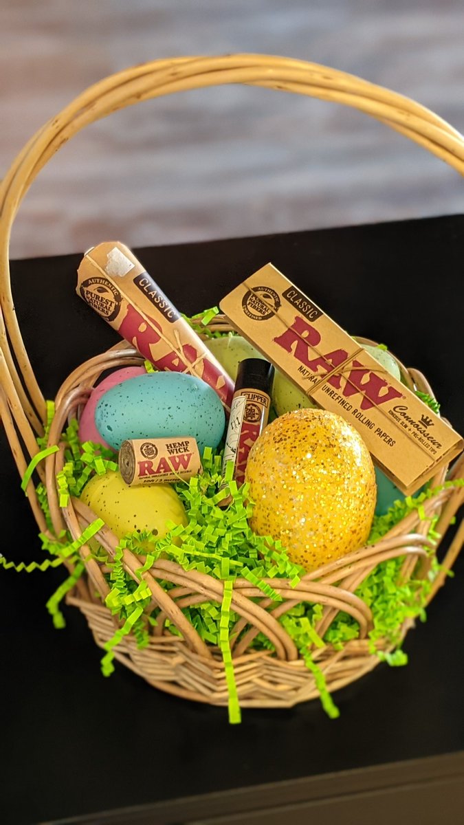 LazyDaze713's tweet photo. 🐇🐰Easter basket stuffing 💡, anyone? 🤔😁💚🌿💥
#rawconnoisseur #rawhempwick #rawclassiccones #rawclipper #easterweekendready🐇🐰 https://t.co/yDUibVGAev