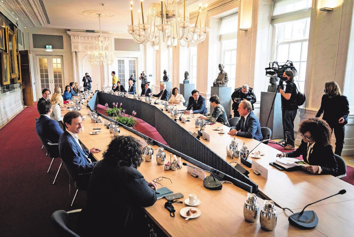 JanEntjes's tweet photo. Wonen deze mensen op één adres? Als dit mag, dan kan onze groepsaccommodatie toch ook weer open op 1.5m! De overheid moet gelijke gevallen op gelijke wijze behandelen. Dit is een algemeen beginsel van behoorlijk bestuur en komt rechtstreeks uit de Grondwet. https://t.co/li7PGUMjN8