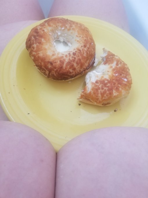 Would people love their bellies more if they knew they made such good tables? #BagelInTheBath https://t<a href="/tag/bagelinthebath"class="tags"><span>#bagelinthebath</span></a>