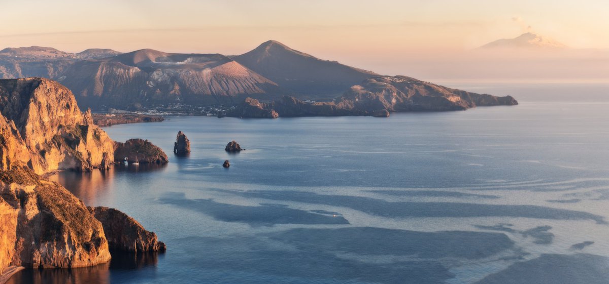 Il belvedere più belvedere di tutti! La bellezza dell'Etna sullo sfondo! 🌋🌄

#aeolianeffect #aeolianislands #oldbutgold #eolie #etna #mountetna #sicily #sicilia #isoleeolie