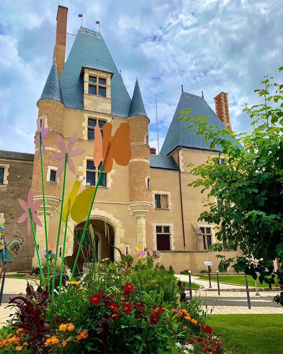 MyLoireValley's tweet photo. Le printemps s'est installé au château d'Aubigny-sur-Nère 🥰

📸 Merci Berry Sologne Tourisme - #ValdeLoire #Berry #Cher #sauldreetsologne https://t.co/6QlmXfKVUI