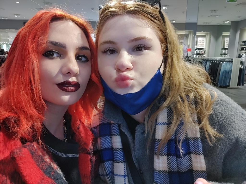 my_name_sadgirl's tweet photo. Встретила сегодня подружку с твиттера! @omgsofiyaagain 
❤️❤️❤️ https://t.co/kZt7vHjC2a