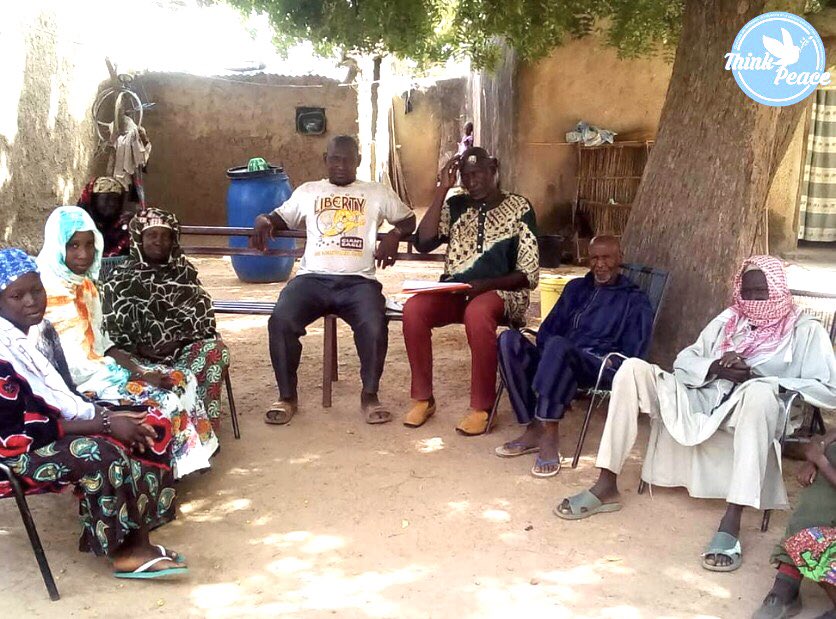 Thinkpeacesahel's tweet photo. Les observatoires communautaires qui ont pour but de contribuer à la prévention des conflits, l’extrémisme violent ont permis d'atténuer un certain nombre de tensions à travers l’intervention & médiation des membres de l’observatoires.
@theGCERF #PESAI https://t.co/A9wblP2hsl
