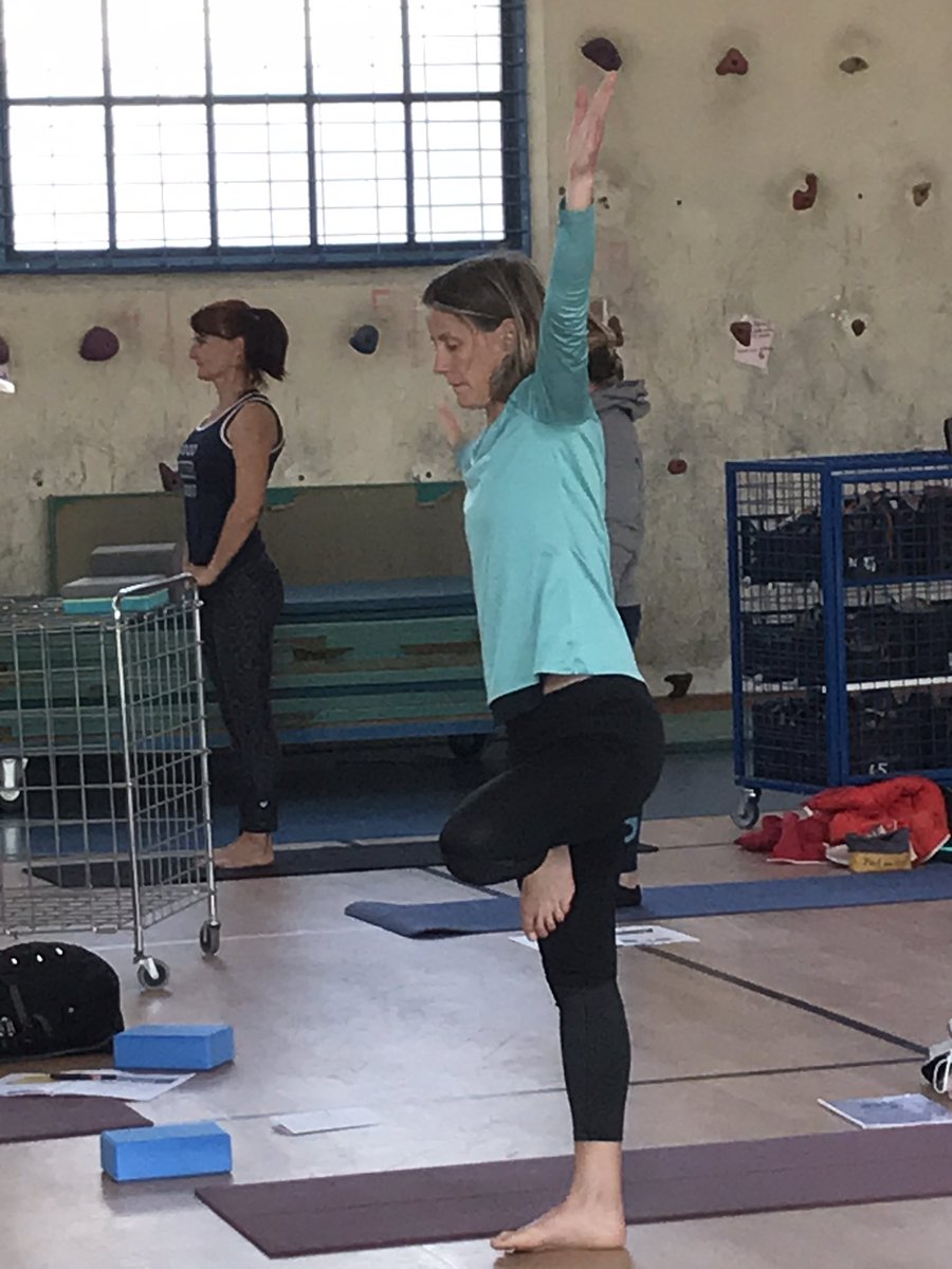 UNSS_PYRENEES_O's tweet photo. Les #profseps en formation yoga 🧘♂️ se sont retrouvés tout le mois de mars au collège st Exupery puis au lycée Arago sous la direction de Celine et Maryline. La maîtrise du corps est importante en cette période. @dsden66 @unss @acmontpellier tournés vers les pratiques de demain. https://t.co/RZeYLbg2pB