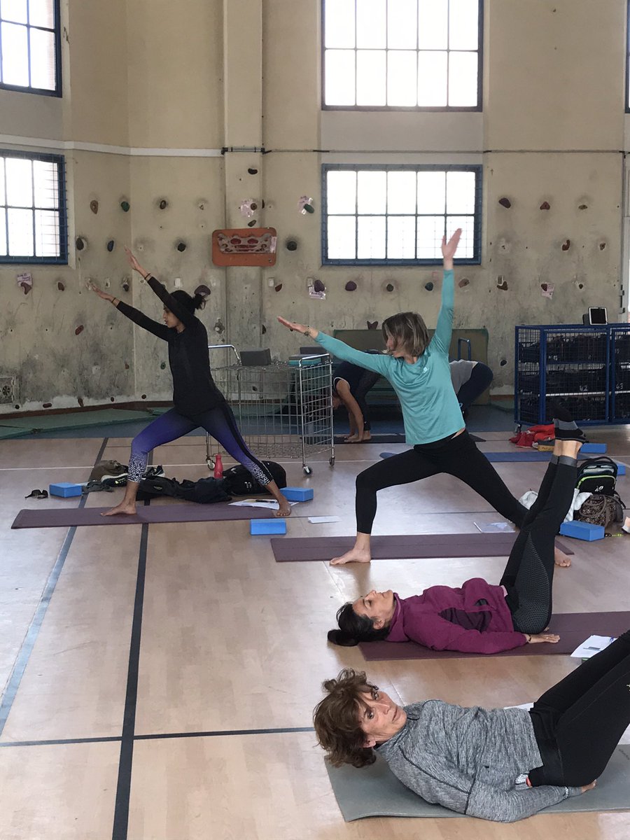 UNSS_PYRENEES_O's tweet photo. Les #profseps en formation yoga 🧘♂️ se sont retrouvés tout le mois de mars au collège st Exupery puis au lycée Arago sous la direction de Celine et Maryline. La maîtrise du corps est importante en cette période. @dsden66 @unss @acmontpellier tournés vers les pratiques de demain. https://t.co/RZeYLbg2pB