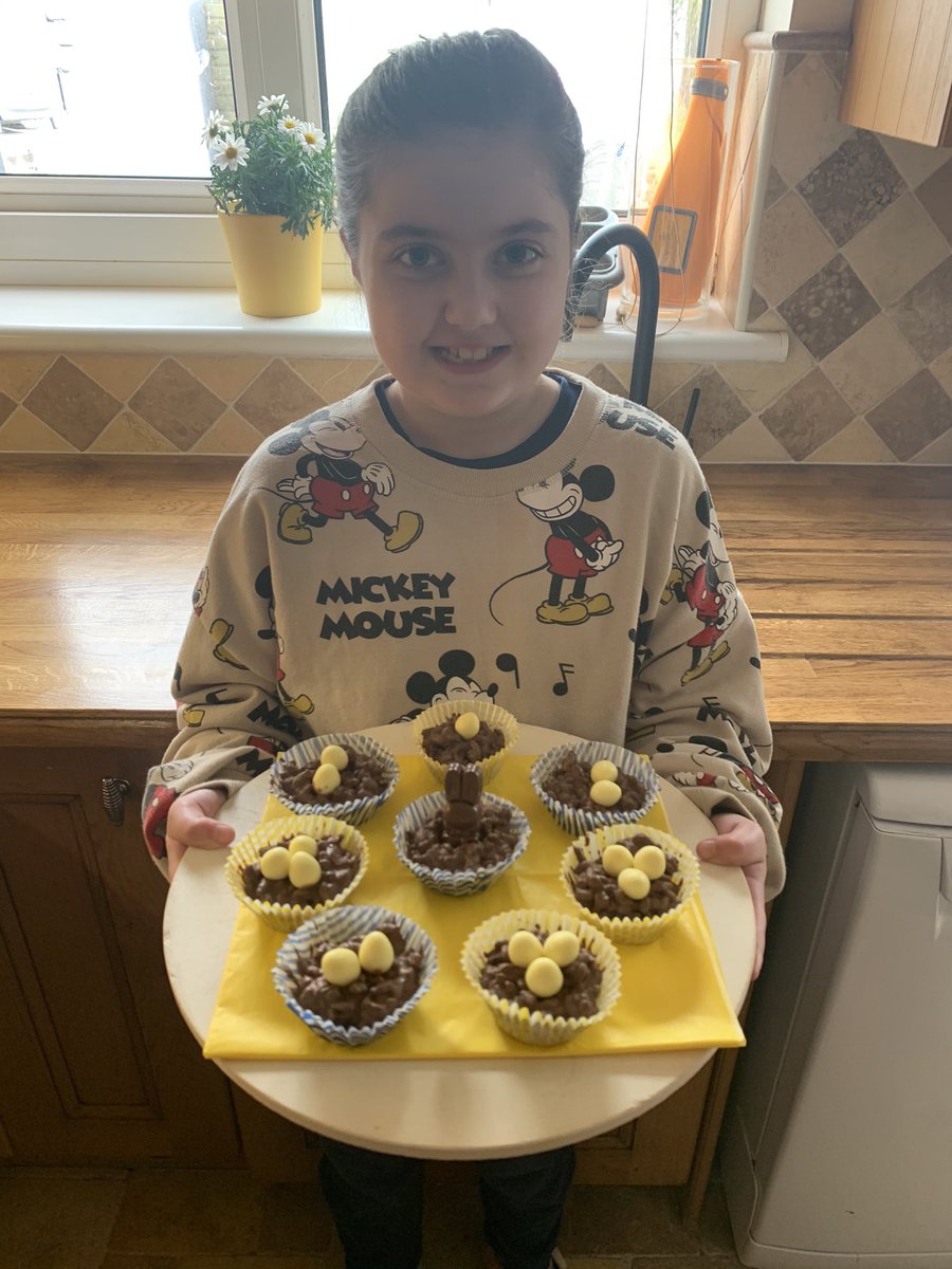 sarahfly83's tweet photo. Poppy made her easter nest cakes today! She said she might save one for Logan if he’s good @cefncribwrps 😂😋🐣 https://t.co/QyfEGI8vNp