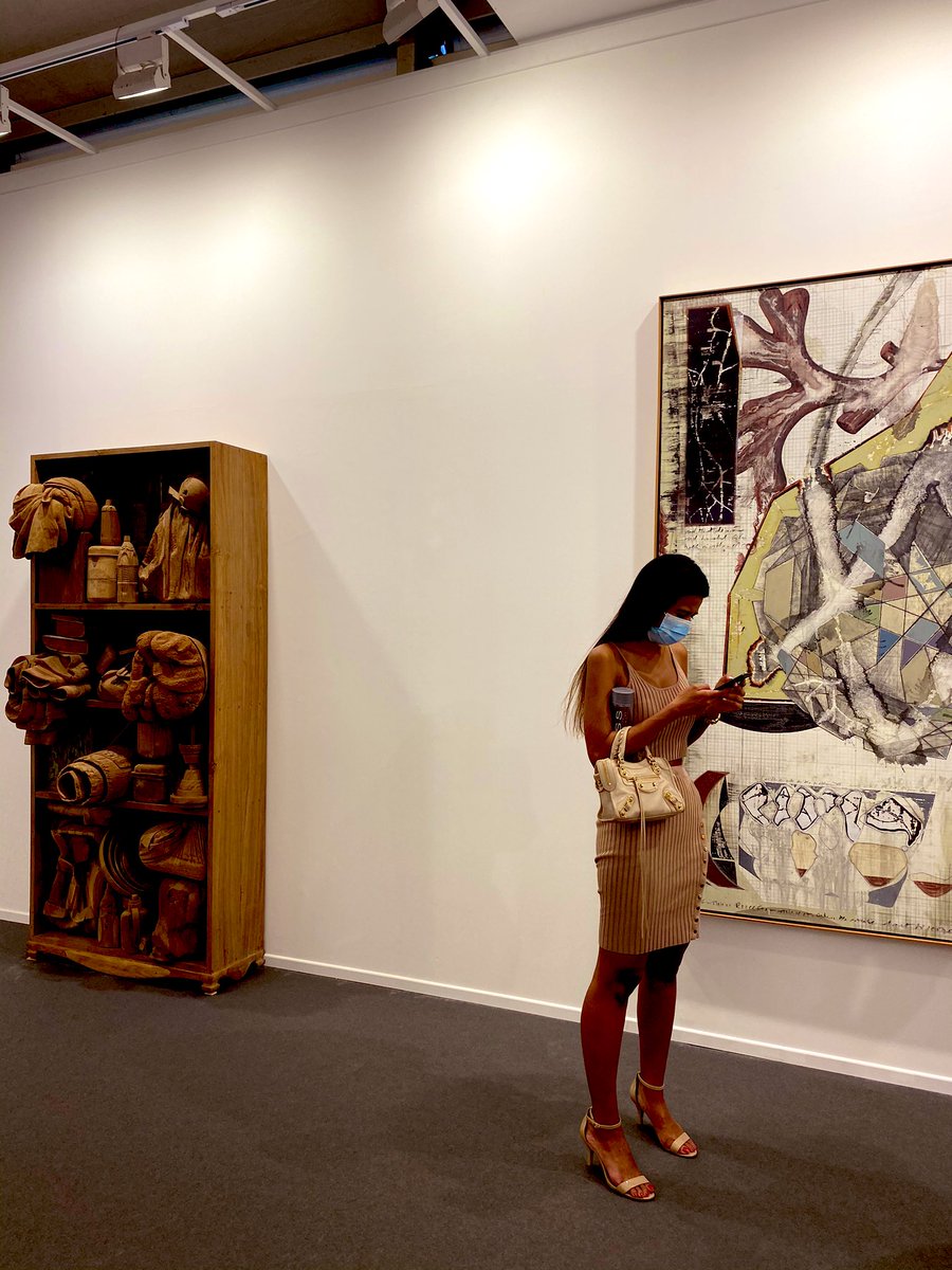 PinkTaxiRunner's tweet photo. Women who love art are art #streetphotography #WangKeping @artdubai https://t.co/C6Q0u9bqyH