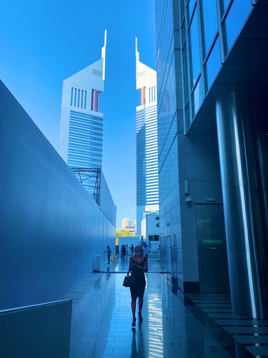 PinkTaxiRunner's tweet photo. Women who love art are art #streetphotography #WangKeping @artdubai https://t.co/C6Q0u9bqyH