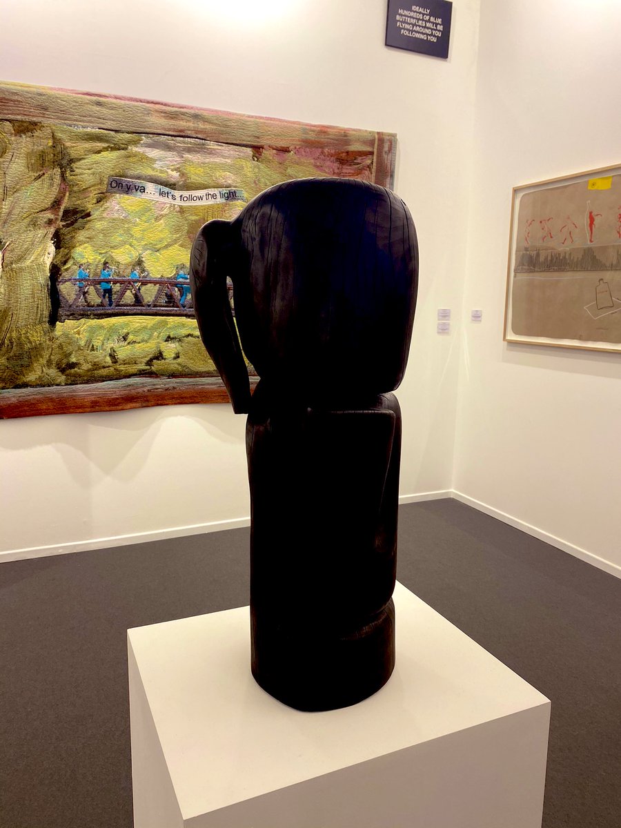 PinkTaxiRunner's tweet photo. Women who love art are art #streetphotography #WangKeping @artdubai https://t.co/C6Q0u9bqyH