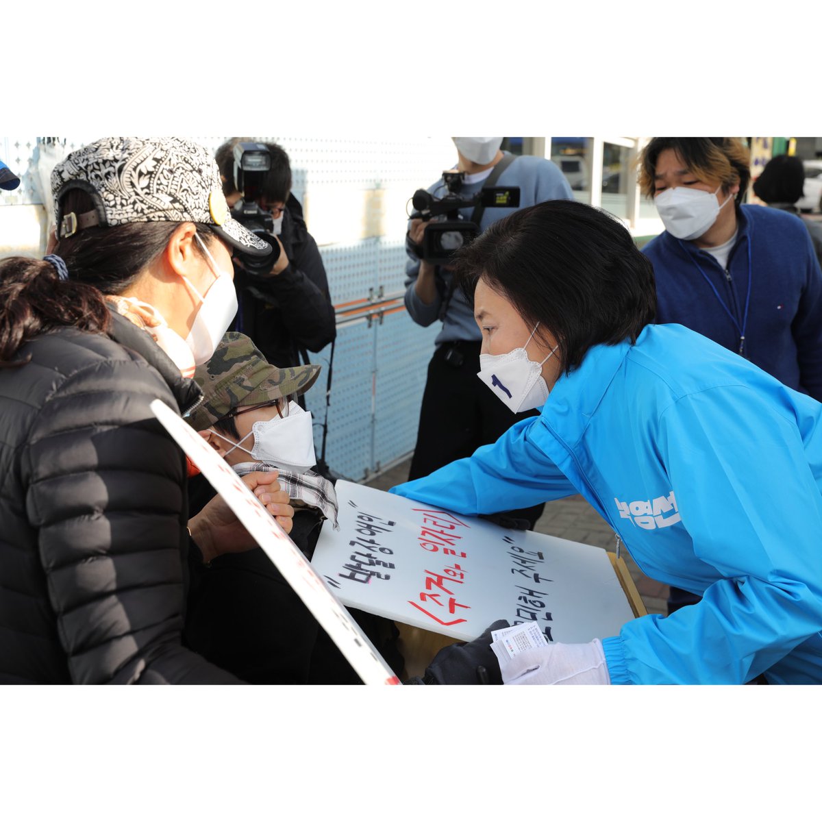 <내일부터 사전투표가 시작됩니다 - 박영선의 추진력에, 검증된 능력에 투표해 주십시오>

안녕하세요. 박영선입니다.   
  
지난 50여일 저는 서울을 처음부터 다시 만났습니다.  
하루도 거르지 않고 시민의 삶을 만났습니다.  
 
#합니다박영선 #서울시대전환