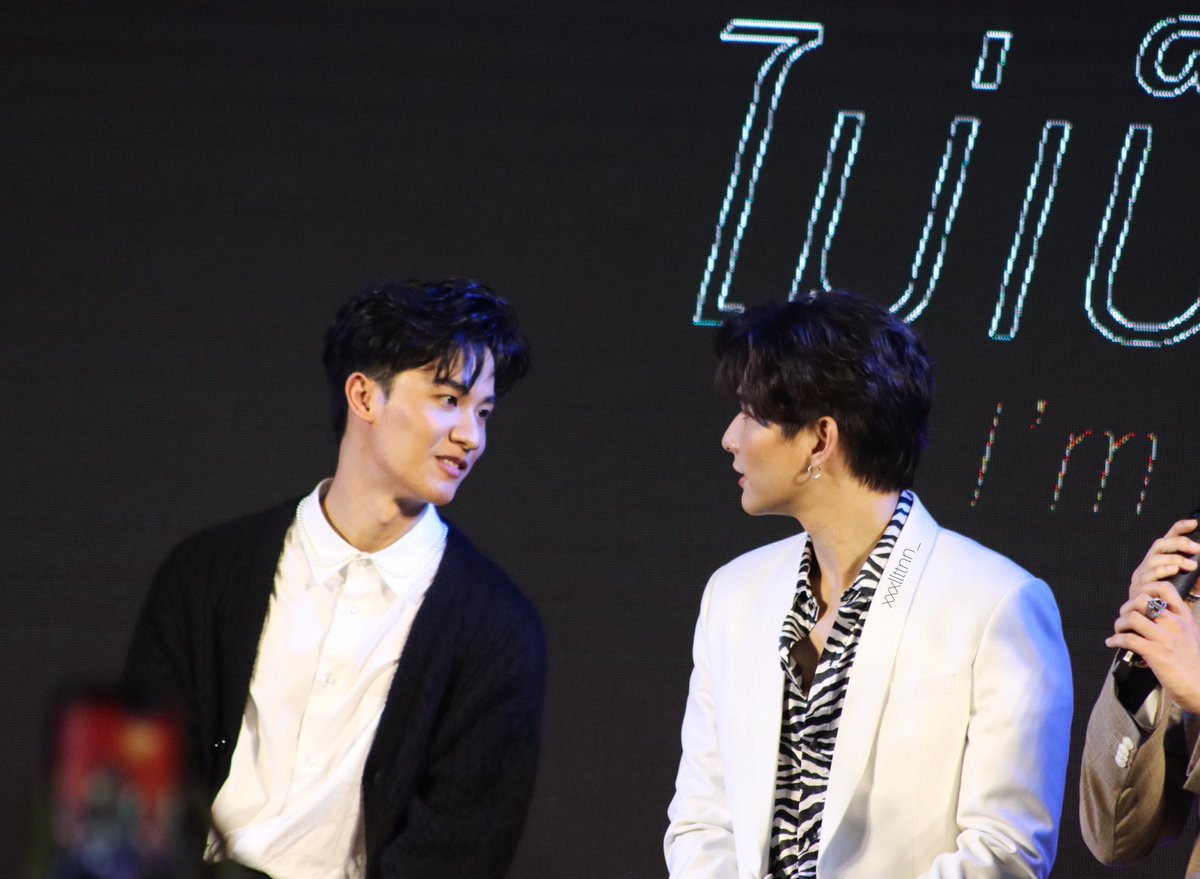 xxxllttnn_'s tweet photo. สองคนนี้เค้าคุยอะไรกันค้าาาขอรู้ด้วยคนค่า 👀😝 
@lee_thanat @Tawan_V 
#Tawan_V #Lee_Thanat #TayLee https://t.co/9FomRW2evb
