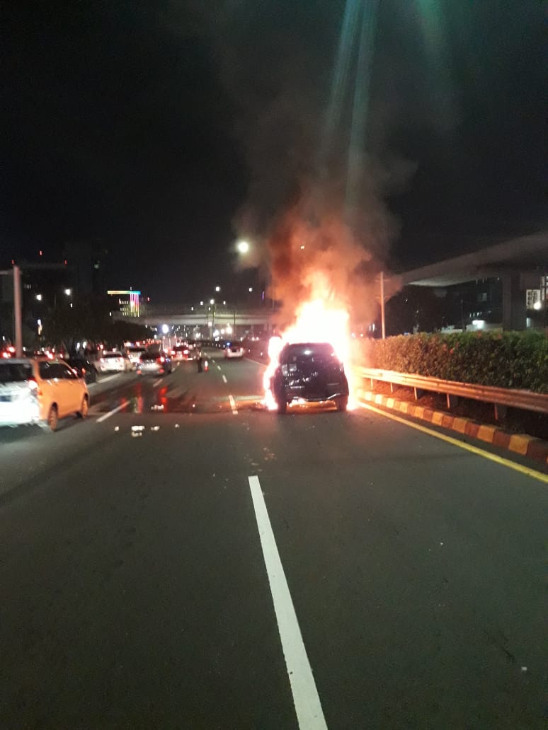 21.40 Telah terjadi kendaraan Toyota Rush B 1238 XGD terbakar di KM 3-200 b( Pancoran arah Cawang) , tidak ada korban jiwa dalam kejadian tersebut, bagi pengendara tetap berhati hati dalam berkendara dan selalu mengecek kendaraan, situasi arus lalu lintas terpantau padat