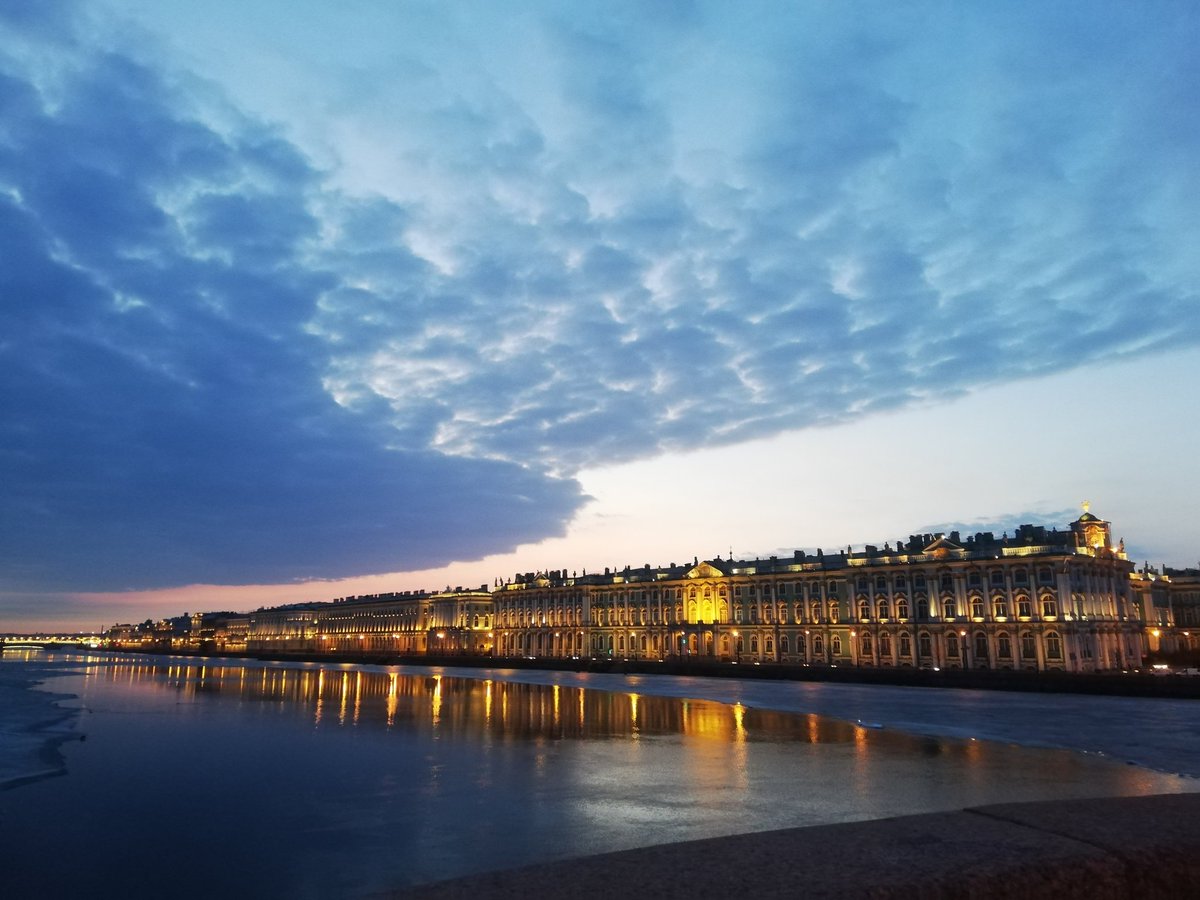 RufanAlieff's tweet photo. Но потом кайф прошёл, и почапал снова на своих двоих
Вдоль всей набережной прошёлся, и не заметил, что уже вот вот рассвет
И на один момент я просто остановился и ждал его, смотря в сторону, где скоро взойдёт солнце
И это было волшебно, если не сказать сказочно) https://t.co/kKrheqX8Ii