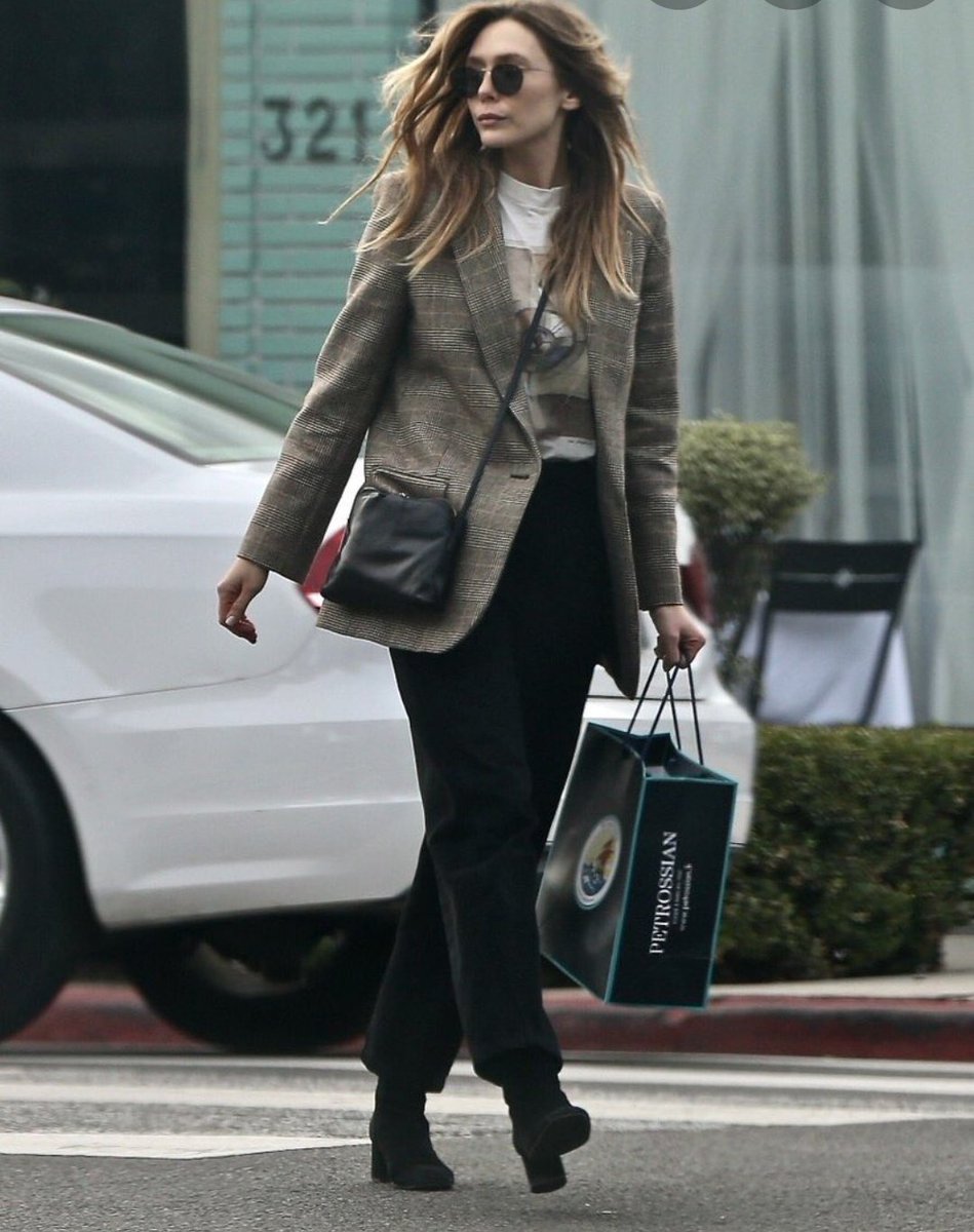 normanipples's tweet photo. Lizzie's street style appreciation post. https://t.co/v2f3TRF2F4