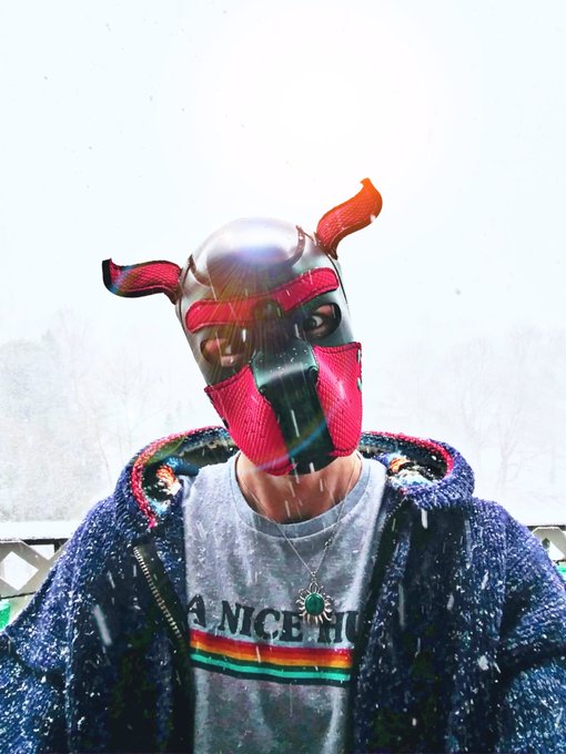 2 pic. Snow! Pretty sure it was in the 70s a couple days ago... https://t.co/qFYsL3NSTc