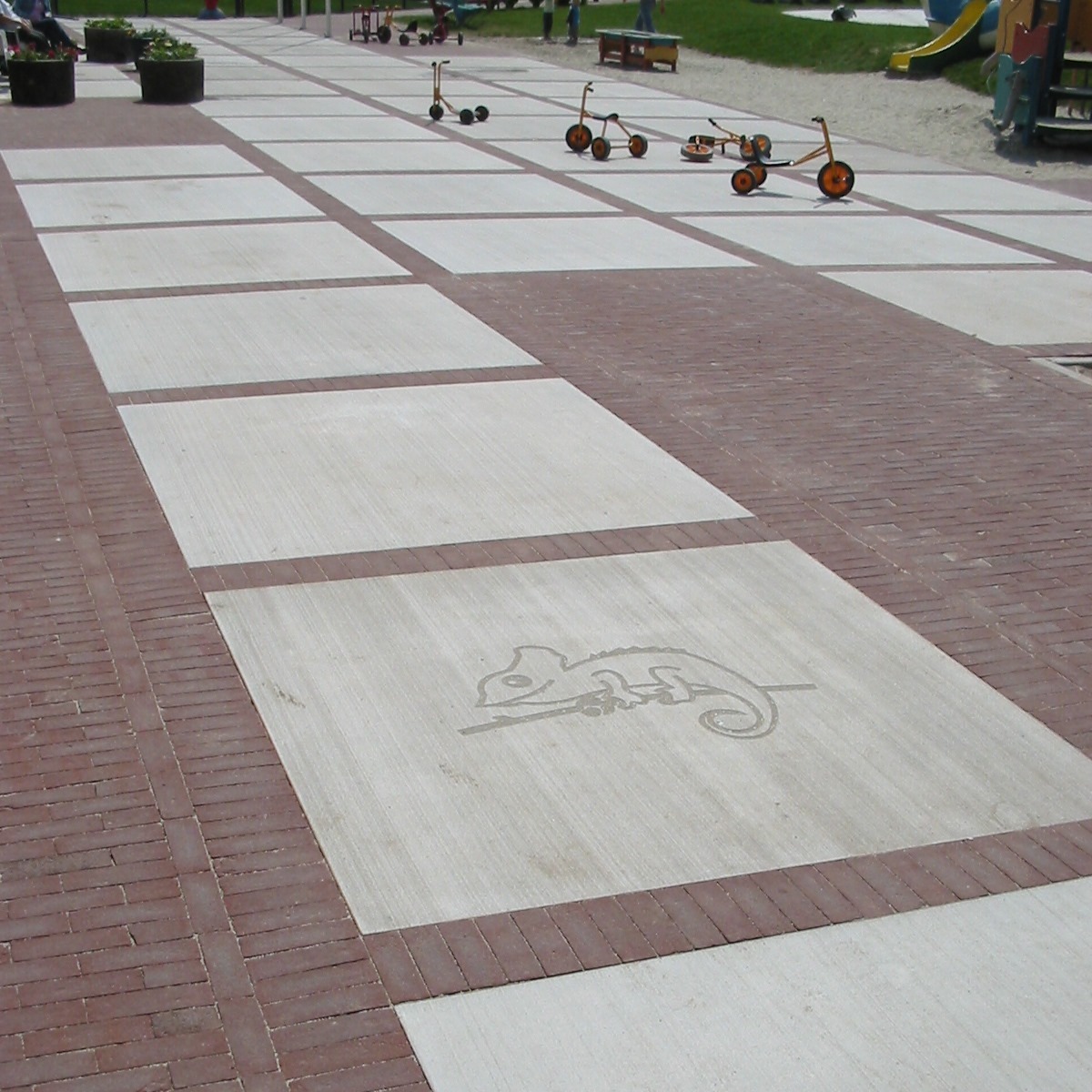 Stelcon_Belgie's tweet photo. Stelcon-platen in combinatie met andere verharding leveren een prachtig resultaat op deze speelplaats! #stelcon #stelconplaten #beton #betonplaten #betonnenvloerplaten #vloerplaten #terreinverharding #stelconbelgie https://t.co/beRNHZ5L0U