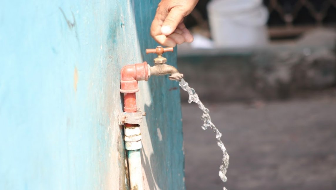 nvinoticiasoax's tweet photo. SAPAO mantendrá un operativo de vigilancia para atender las llamadas o publicaciones vía redes sociales de denuncia ciudadana, y se aplicará una multa de hasta 70 mil pesos a quienes desperdicien agua durante el Sábado de Gloria. https://t.co/QuE8lA2lvB https://t.co/vbvKTupk9Y