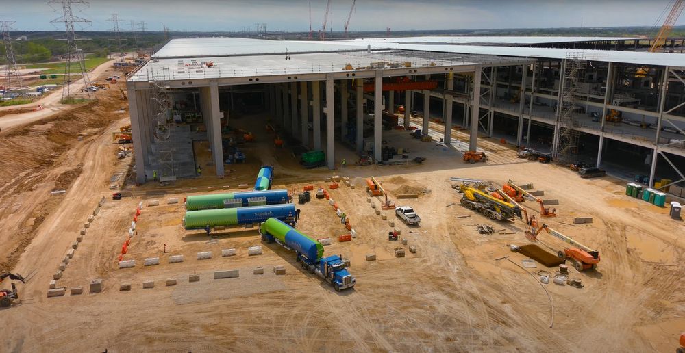 CGCAP1TAL's tweet photo. Bloomberg article regarding $SLNG working with $TSLA on providing LNG to gigafactory in Texas.  Should be a solid year for $SLNG. Link to article: https://t.co/Mlm8cezciY https://t.co/pGrNjGdOTD