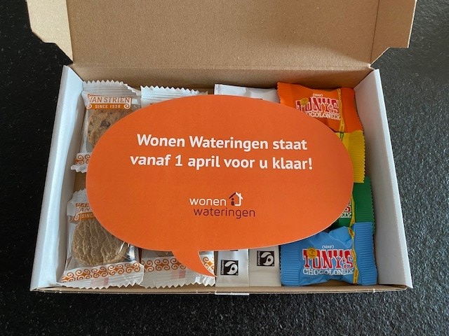 Vorige week verwelkomden we onze nieuwe huurders met een feestelijk pakketje aan huis, bedoeld voor een kopje koffie op afstand - het kopje koffie dat we graag persoonlijk hadden gedronken maar dat er door corona even niet van komt.