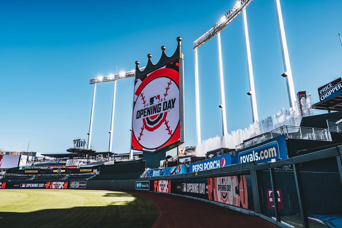Royals's tweet photo. The perfect photos do exist.

#OpeningDay // #TogetherRoyal https://t.co/OU3SJLcv4k