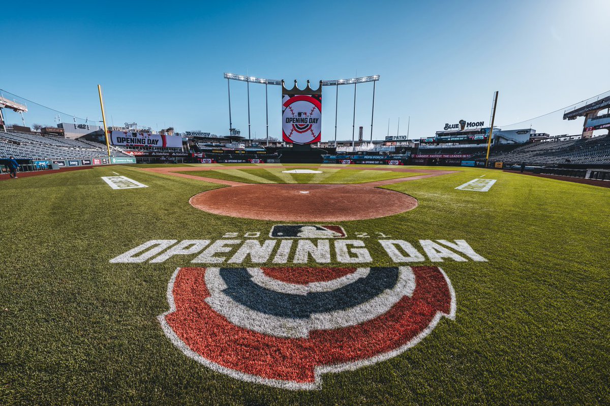 Royals's tweet photo. The perfect photos do exist.

#OpeningDay // #TogetherRoyal https://t.co/OU3SJLcv4k