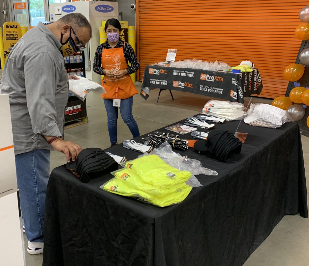RBDuplessis's tweet photo. Rain or shine with the Pro Appreciation Event at 6327! Outstanding! @garydemarinis @BrettTHD @katyliz0102 @teresa39002397 @StacyMaisonet @RPSM_MarcialRod @arnot_doug https://t.co/sKsa0gEFfd