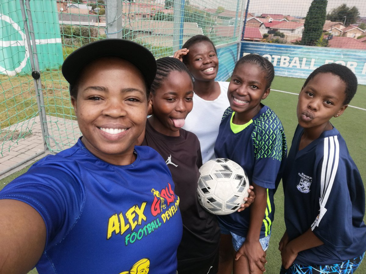 Simphiwe_Dludlu's tweet photo. We close off the week with beautiful smiles and energy.
I love my Life & thank you 2 the football Gods for choosing me to be a pioneer. I'm always thankful 4 the opportunity 🙏❤️.
Let's all do our bit in different corners of the World.
#AlexGirlsFootballDevelopment
#SDoccerM⚽M https://t.co/0Pfmv3F7Fp
