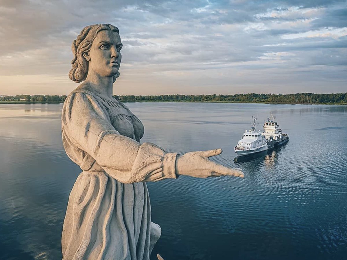 Lora020563's tweet photo. Мать- Волга. Рыбинск. Ярославская область. 
«Волга»- монумент, расположенный на насыпной песчаной косе дамбы шлюзов и водосбросной плотины Рыбинской ГЭС. Один из самых крупных монументов Рыбинска. 

Фото Андрей Пугач https://t.co/U6epmFtYXL