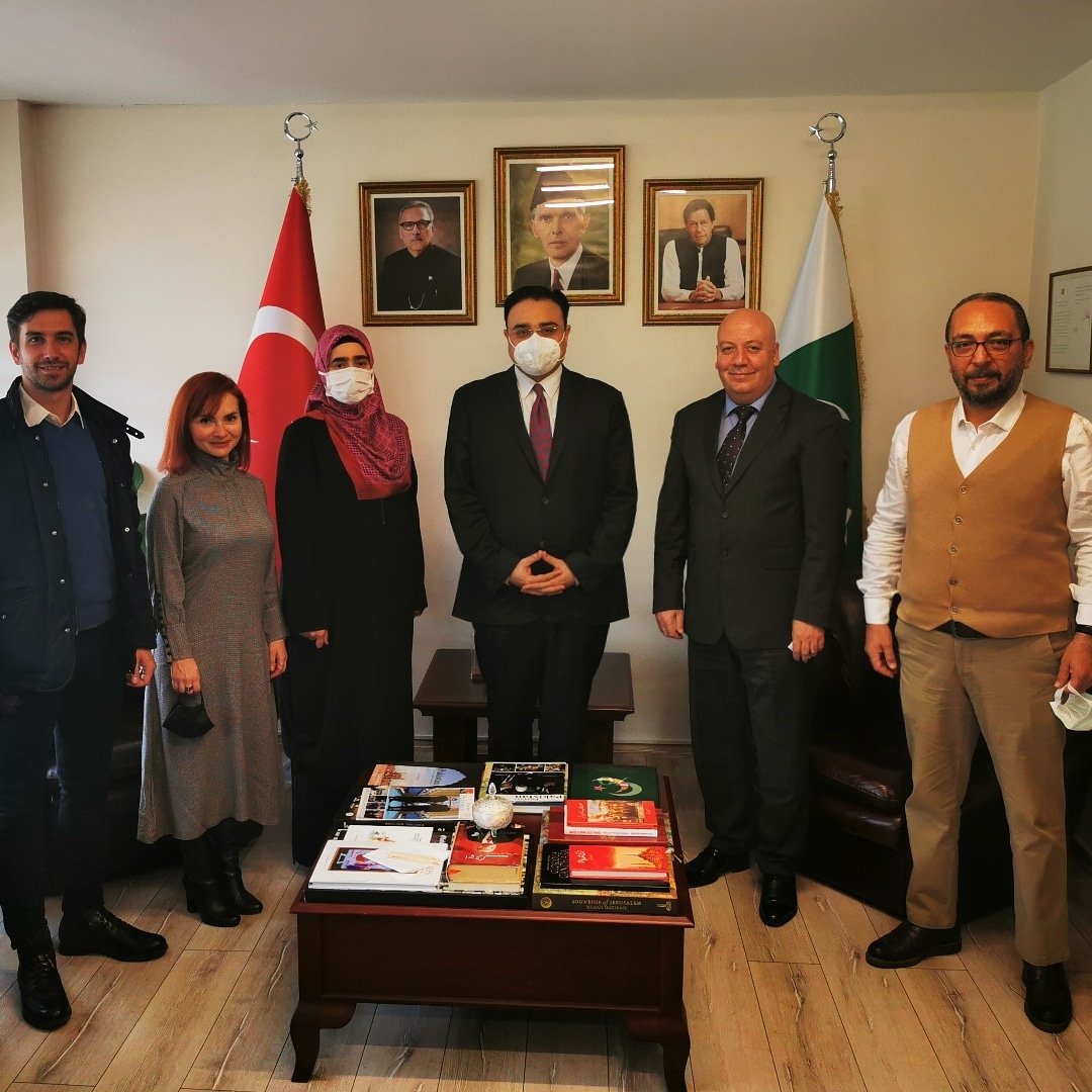 alicanaksu34's tweet photo. Pakistan İstanbul Başkonsolosu Sn. Bilal Khan Paşa yı ekip arkadaşlarımızla ziyaret edip, son pakistan seyahatimiz ile ilgili bilgilendirme yaptık. Nazik davetinden dolayı Sn. Başkonsolosa çok teşekkür ederiz. #consulateGeneralofPakistan #İstanbul @turizoom @BilalKhanPasha https://t.co/CsB8fXtbRg