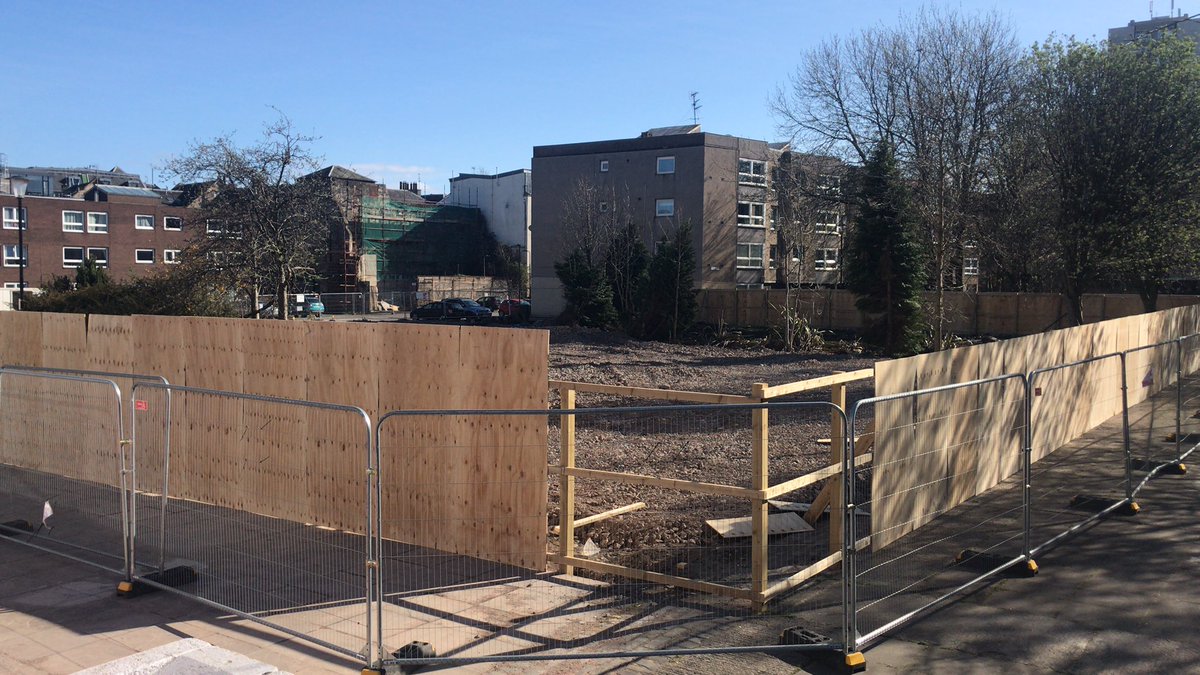 marineparadegr1's tweet photo. @adamrmcvey @BenMacpherson @TramstoNewhaven look at all this hoarding! #streetart #legalspace https://t.co/hyphuHsB8b