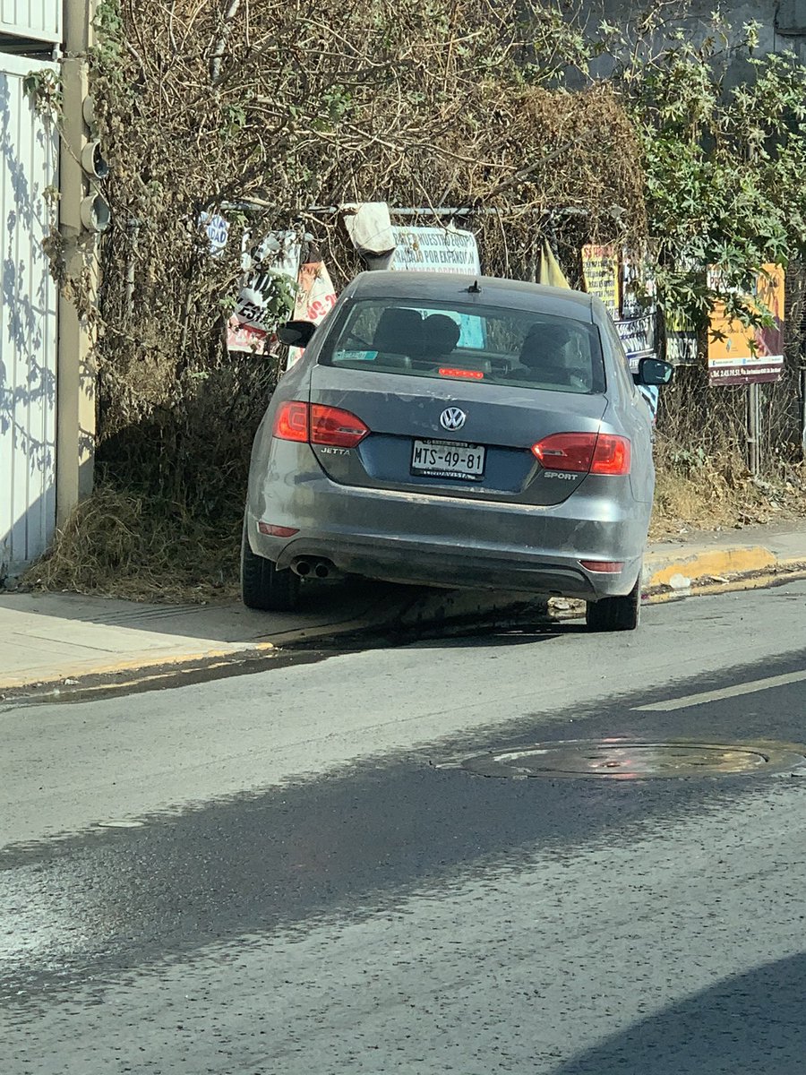 MIKVARE's tweet photo. Conductor aparentemente dormido, al parecer se estampó. Avenida 16 de septiembre casi llegando a Avenida Margaritas. @CICPue @dirtransitopue https://t.co/jydQWa03Rd
