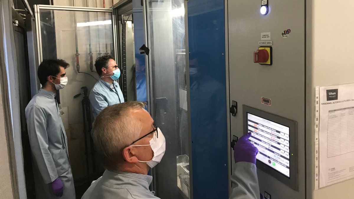 💡Nos #chercheurs sont en effet parvenus à désolidariser les deux faces d'un panneau #photovoltaïque. Ainsi, les #métaux des panneaux solaires (comme le #silicium, l'argent ou le cuivre), sont réutilisables. Le verre, lui, peut être récupéré et recyclé dans une nouvelle filière !