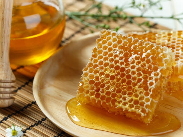 KhafsaRehman's tweet photo. Honey, your soul is golden.
Honey, your taste is sweet.
#welleating
#eatinghoney https://t.co/YpSBUFbPlZ