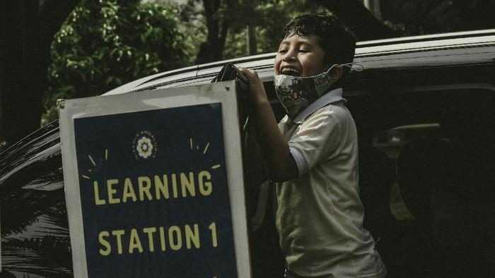 detikcom's tweet photo. #Foto Seru banget! Sekolah ini memiliki konsep unik untuk kembali belajar tatap muka. Murid akan datang bersama orang tuanya dan belajar dari mobil masing-masing.

Baca beritanya di sini ��� https://t.co/50s0rMDkEo
Foto: ANTARA FOTO/Fakhri Hermansyah https://t.co/kZaoGheQib
