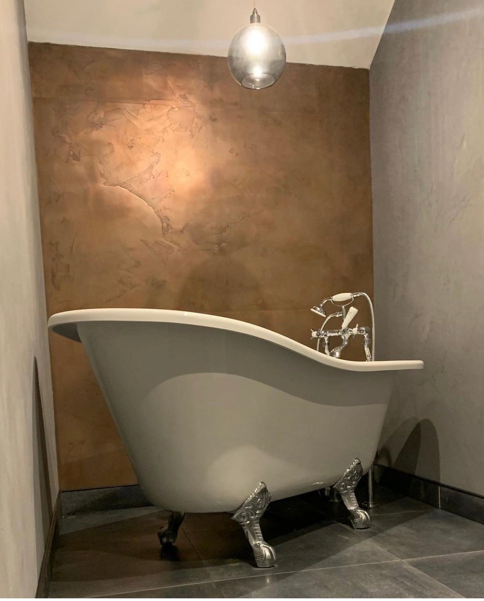 ItalianoStucco's tweet photo. What a stunning bathroom 
@venetiantradizionale has smashed this incorporating 
Bi plasma 3D Copper Metal with
Monolith microcement 
Giving a room Texture and a bit of bling 🤩
Want to learn mire about our products?
📞07719035305 
✉️ info@italianostucco.co.uk
💻 www.ita https://t.co/nVMre4Wfnm