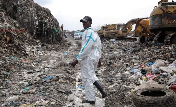 FrontlinerBuzz's tweet photo. At Dandora Dumping site men at work wearing used PPEs https://t.co/ygrQ4h8xiX