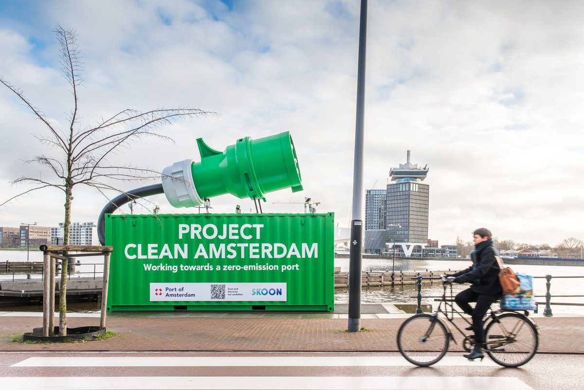 PortofAmsterdam's tweet photo. De varende batterij van @skoonenergy voor #ProjectCleanAmsterdam drijft nu een jaar door Amsterdam en kan schepen in de haven, riviercruiseschepen & (bouw)projecten in de stad van duurzame energie voorzien. Wat heeft het project tot nu toe opgeleverd? https://t.co/da6zNlipcU https://t.co/Uv0MEtXGry