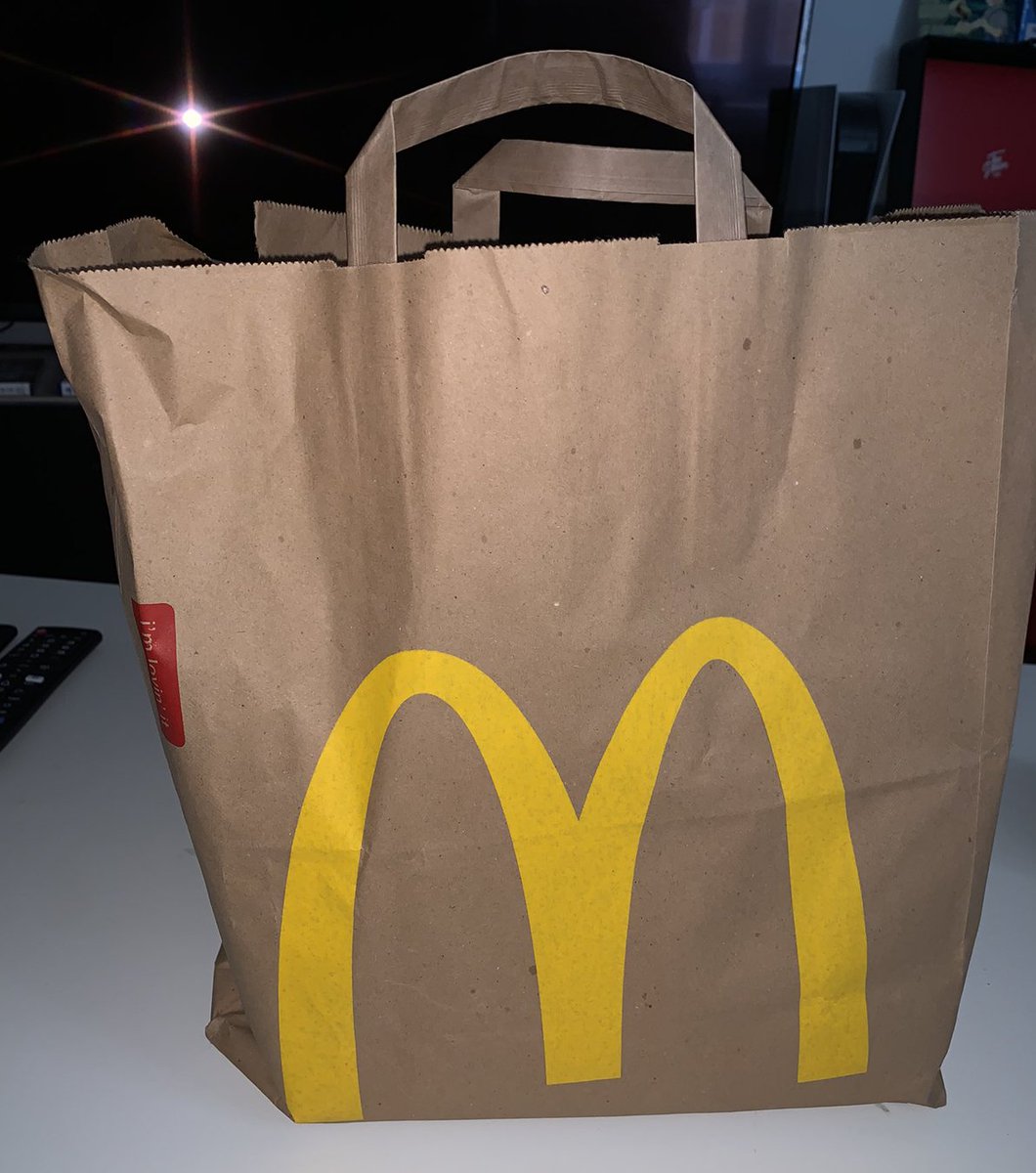 creapills's tweet photo. 1er avril : Burger King piège ses clients en livrant… dans des sacs McDonald’s (photos par @UrbanLePharaon)

Plus d'infos : https://t.co/K4BxxjVorM https://t.co/1BqTPrI8ue