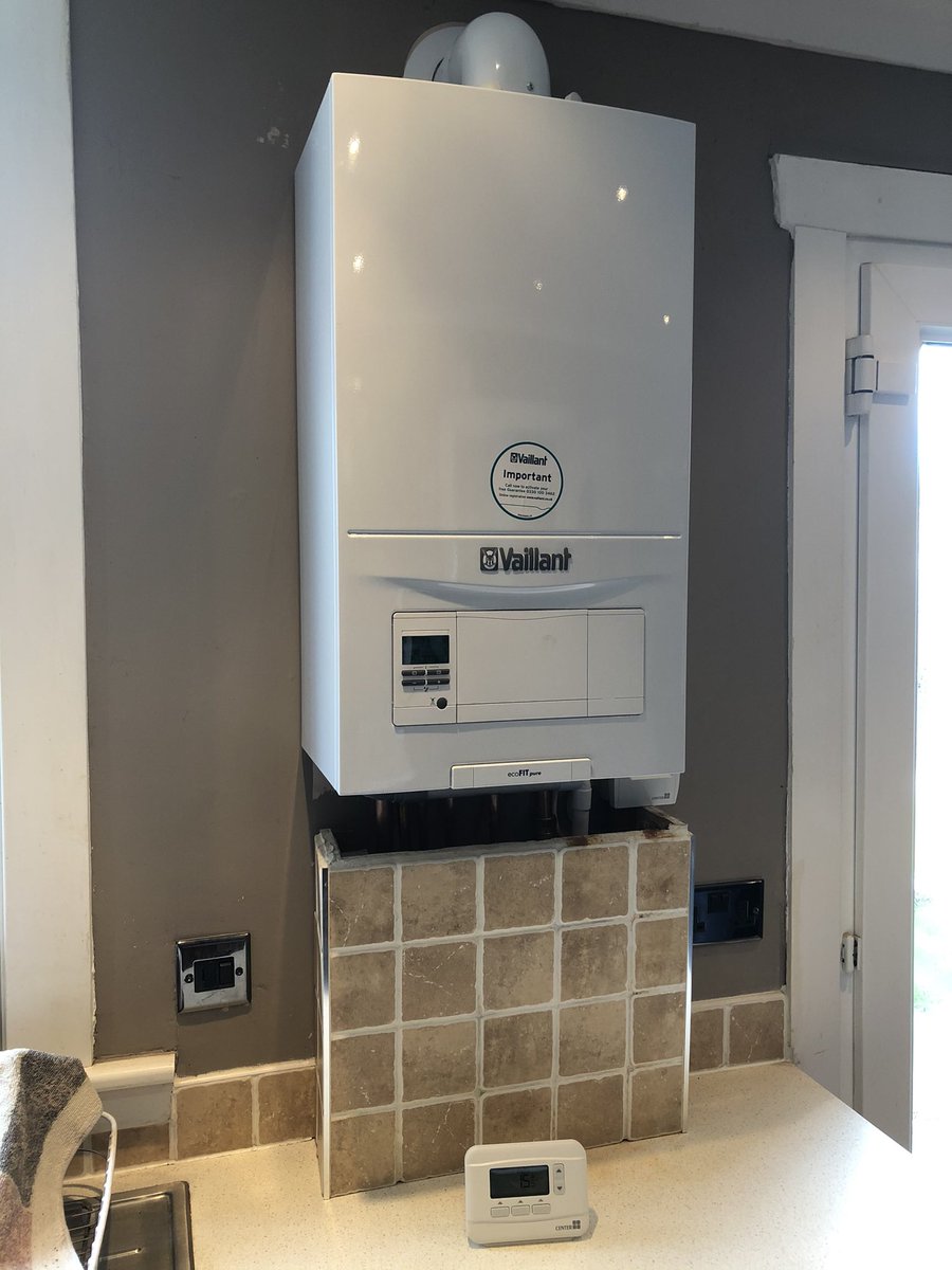 FindlayGas's tweet photo. Emergency combi swap and flush. Nice new Vaillant ecofit Pure with Vaillant protection filter. Customer now benefits from a fantastic 10 year manufacturers guarantee 💪🏻 #vaillant uk https://t.co/CqLj2Ezchm