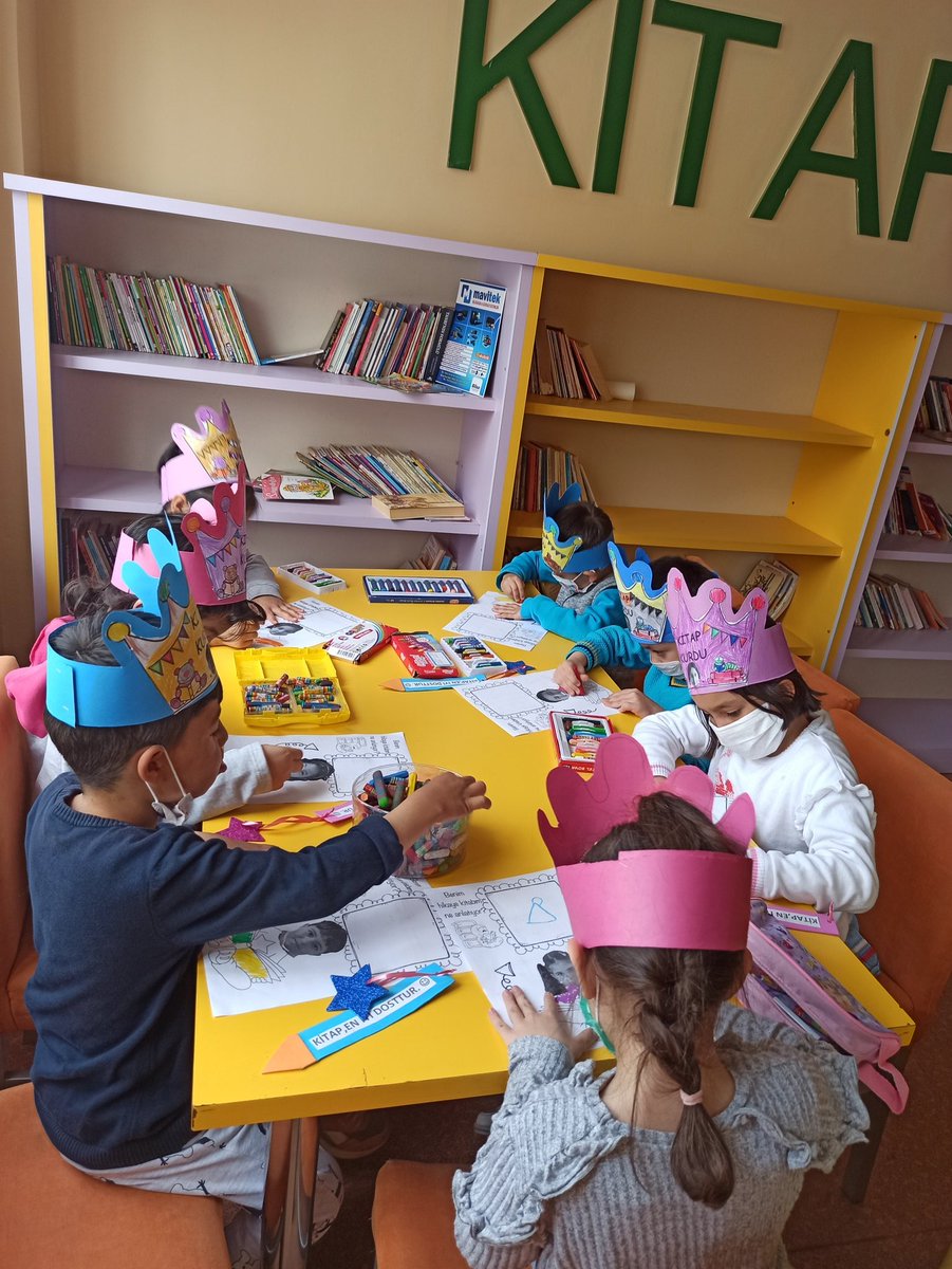 VEvlice's tweet photo. 📚2.grup çalışkan arılarla kaldığımız yerden  yeniden tüm gün kütüphanede kestik,çizdik, boyadık,dinledik,okuduk📚 GÜNÜN SÖZÜ "KİTAP EN İYİ DOSTTUR"DEDİK #KutuphaneHaftasi #Kutuphanedeokuyoruz @kmarasilmem @onikisubatmem @ziyaselcuk @cemalyilmaz28 #yıldırımbayazıtılkokulu https://t.co/qMYjDLnB6D