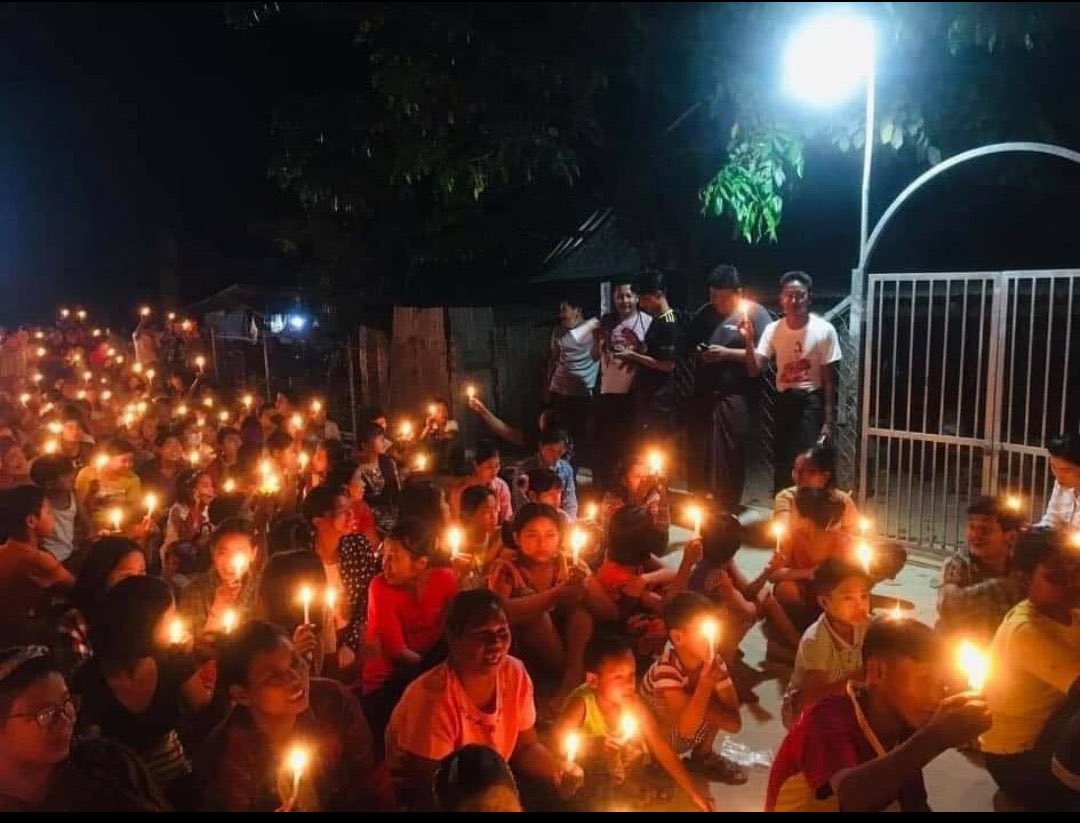 shafiur's tweet photo. #Apr1Coup Amarapura, Mandalay

Amazing demonstration tonight! 

#WhatsHappeningInMyanmar https://t.co/gX9cVMMNVg