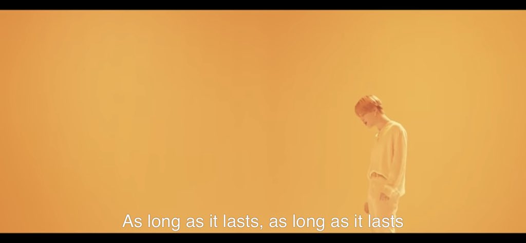 Armyforeverfof2's tweet photo. Cara ESTOU PASSANDO MAL MUITO MAL OLHA ISTO  
JÁ MANDARAM O MV
( eu achava que o Jimin estava com cropper mas é só um cinto 🥲) https://t.co/sI1iVuG3Zi
