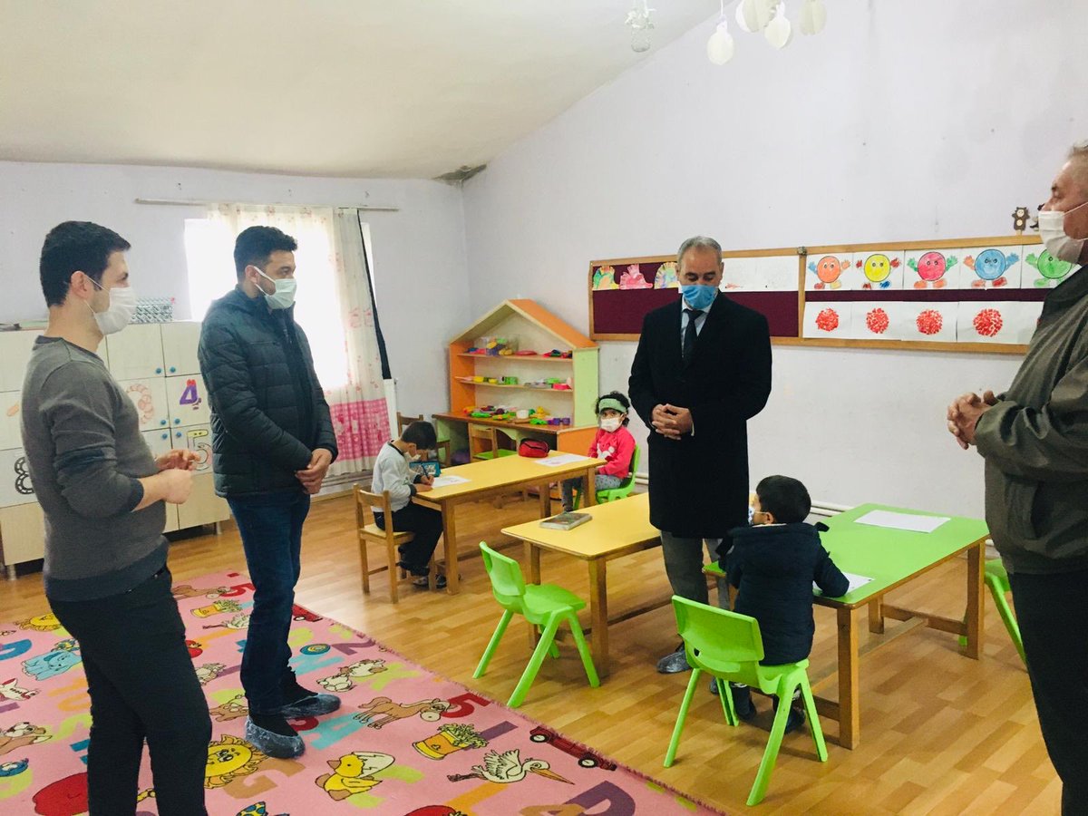 Bugün İlçe Milli Eğitim Müdürümüz Zakir OKULMUŞ ve İlçemiz İş Sağlığı ve Güvenliği uzmanımız Haşim SAVRAN Esenyazı  ilkokulunu ziyaret ettiler. Ziyarette Esenyazı ilkokulumuzun almış olduğu Okulum Temiz sertifikası okul idaresine teslim etmiş,eğitim faaliyetlerini incelemişlerdir