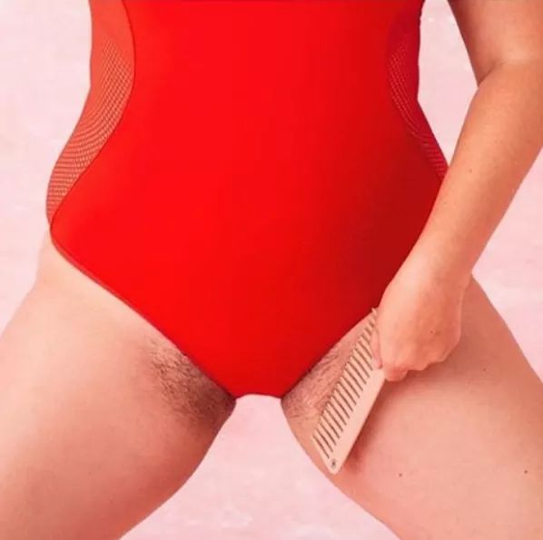 Der Intimhaar-Kamm – unser neuestes Produkt im erdbeerwoche-Shop! 🎉❤️ Schau gleich vorbei 😜
Für geschmeidiges Haar mit Seidenglanz! 

erdbeerwoche-shop.com 🍓 Menstruation – Revolution
#aprilapril